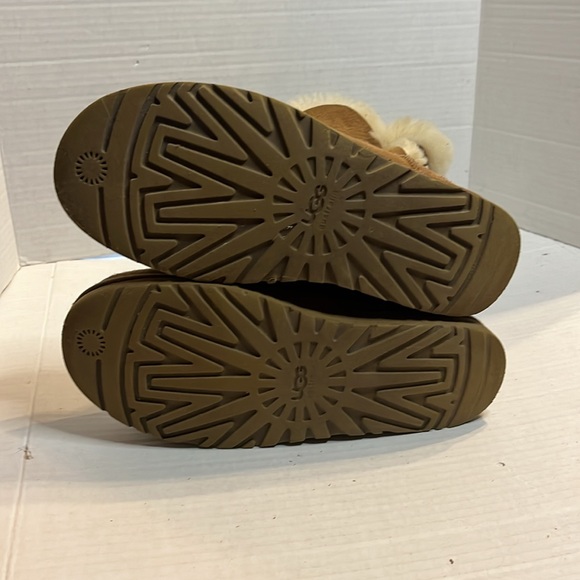 UGG Australia-8-chestnut brown classic comfy Cozy Sheepskin Boots button detail - Picture 8 of 15
